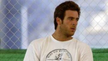 'Delpo' se protege la rodilla.