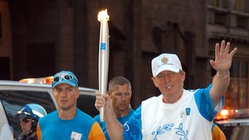 Donald Trump porta la antorcha ol&iacute;mpica de los Juegos de Atenas 2004 por las calles de Nueva York el 19 de junio de 2004.