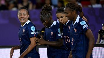 France's midfielder #17 Sandy Baltimore celebrates after scoring a goal with teammates France's defender #13 Selma Bacha (L), France's forward #20 Delphine Cascarino and France's midfielder #08 Grace Geyoro during the UEFA Women's Euro 2025 Group D football match between France and England at the Letzigrund Stadium in Zurich, on July 5, 2025. (Photo by Miguel MEDINA / AFP)