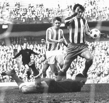 Defendió la camiseta del Atlético de Madrid la temporada 1968-69.