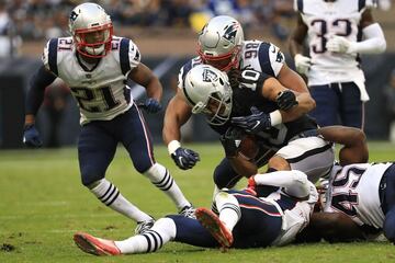 MEXICO CITY, MEXICO - NOVEMBER 19: Trey Flowers #98 and David Harris #45 of the New England Patriots tackle Seth Roberts #10 of the Oakland Raiders during the second half at Estadio Azteca on November 19, 2017 in Mexico City, Mexico. Buda Mendes/Getty Images/AFP
== FOR NEWSPAPERS, INTERNET, TELCOS & TELEVISION USE ONLY ==