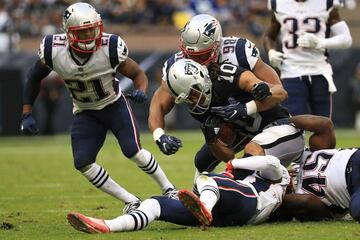 MEXICO CITY, MEXICO - NOVEMBER 19: Trey Flowers #98 and David Harris #45 of the New England Patriots tackle Seth Roberts #10 of the Oakland Raiders during the second half at Estadio Azteca on November 19, 2017 in Mexico City, Mexico.   Buda Mendes/Getty Images/AFP
== FOR NEWSPAPERS, INTERNET, TELCOS & TELEVISION USE ONLY ==