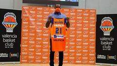 Derreck Williams pose for photo with Team T-Shirt during his presentation of the new Valencia Basket player at Alqueria del Basket pavilion in Valencia, Spain, on August 31, 2020.
 Ivan Terron / AFP7 
 31/08/2020 ONLY FOR USE IN SPAIN