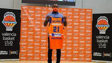 Derreck Williams pose for photo with Team T-Shirt during his presentation of the new Valencia Basket player at Alqueria del Basket pavilion in Valencia, Spain, on August 31, 2020.
Ivan Terron / AFP7
31/08/2020 ONLY FOR USE IN SPAIN