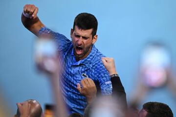 Novak Djokovic celebra su victoria ante Stefanos Tsitsipas yendo a festejarlo al palco con su familia y staff técnico.