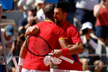 Nadal y Djokovic se dan su último abrazo sobre pista en los Juegos de París.