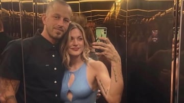 Riley Hawk y Frances Bean Cobain se hacen un selfie en el ascensor.