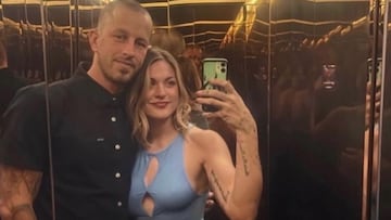 Riley Hawk y Frances Bean Cobain se hacen un selfie en el ascensor. 