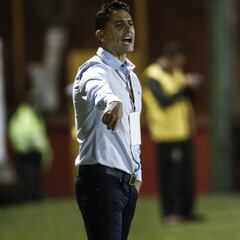 Giovanni Hernández se quejó de las faltas del árbitro Gamarra