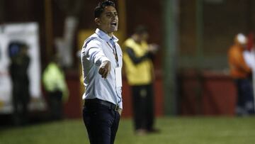 Giovanni Hernández se quejó de las faltas del árbitro Gamarra