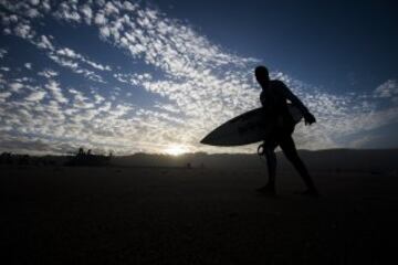El surfista estadounidense Gabe Kling en la playa de Nazare, Portugal.