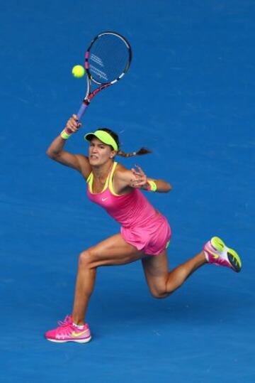 Eugenie Bouchard perdió a manos de Maria Sharapova en cuartos de final del Abierto de Australia el martes.