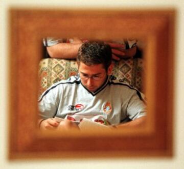 Curiosa foto de Tamudo leyendo durante la concentración del Espanyol en la Manga del Mar Menor en 2000.
