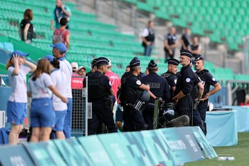 El árbitro suspende el partido a falta de revisión de VAR del segundo gol de Argentina. En la imagen, miembros de la policia con las gradas vacías al fondo.