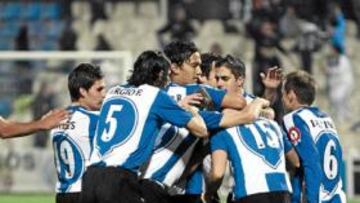 <b>PIÑA. </b>Los jugadores del Hércules abrazan a Abraham Paz tras conseguir el primer gol del encuentro.