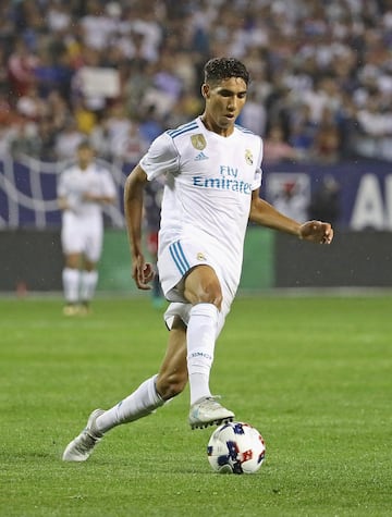 El defensa hispano marroqu¨ª disput¨® todo el partido en la victoria por 2-0 del Borussia Dortmund ante el Friburgo. Cuaj¨® una buena actuaci¨®n ocupando el lateral izquierdo y fue uno de los mejores de su equipo.