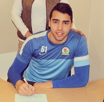 El portero español se formó en las categorías inferiores de la U. E. Cornellà. En 2012 se marchó a Inglaterra donde se ha desarrollado como profesional pasando por  Blackburn Rovers, Southport Football Club y el Brentford su actual equipo.