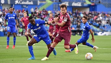 Djen&eacute; trata de frenar a Oyarzabal en una acci&oacute;n del &uacute;ltimo partido en el Coliseum que jugaron Getafe y Real Sociedad.