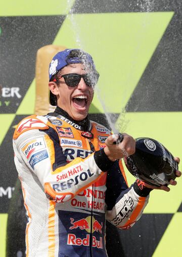 Marc Márquez celebra la victoria en el podio. 