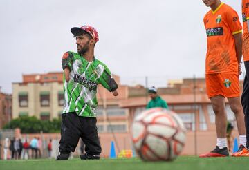 La historia de Abdelkhalek El Ouardi es inspiradora aferrándose a su sueño de convertirse en entrenador de fútbol. Este año se ha convertido en el técnico del conjunto sub15 del Raja Beni Mellal, un club de fútbol marroquí.