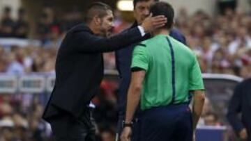 Simeone, al darle la colleja al árbitro.
