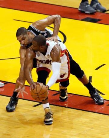 Miami Heat 95 (4) - San Antonio Spurs 88 (3). Dwyane Wade con el balón ante Tim Duncan.