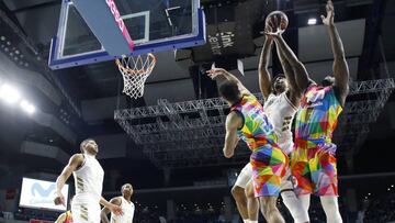 Jordan Mickey lanza ante Scrubb y Palacios.