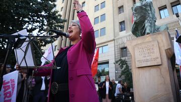 Santiago 8 de abril 2025.
La candidata presidencial por el Partido Comunista Jeannette Jara realiza punto de prensa en el monumento a Salvador Allende en calle Morande.
Dragomir Yankovic/Aton Chile