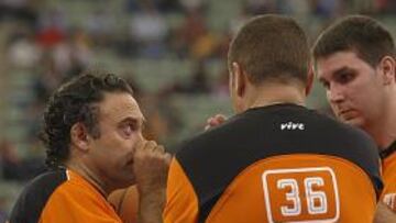 <b>PORTAVOZ Y PRESIDENTE. </b>Felipe Llamazares, presidente de la AEBA (a la izquierda), en un partido.