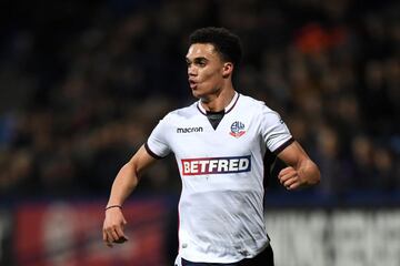 Antonee Robinson posee la doble nacionalidad, la americana y la inglesa. Como lateral izquierdo arrancó jugando para el Everton en el equipo sub 23. Sin embargo, al poco tiempo fue adquirido por el Bolton Wanderers de la EFL Championship con quien es titular indiscutible. En el actual torneo ha jugado nada más y nada menos que 28 partidos de arranque.