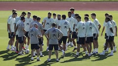 Luis Enrique da indicaciones a sus jugadores durante el entrenamiento de ayer de la Selecci&oacute;n.