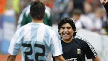 <b>ABRAZO.</b> El seleccionador argentino de fútbol, Diego Maradona, se abrazó hoy con Lionel Messi tras el partido amistoso que el equipo albiceleste ganó ante Rusia (2-3) en Moscú.