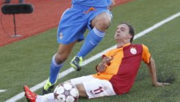 Fran deja atrás a su defensor en el empate en Turquía.