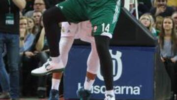 Ian Vougiokas y Augusto Cesar Lima durante un partido del Top-16 entre el Zalgiris y el Real Madrid.