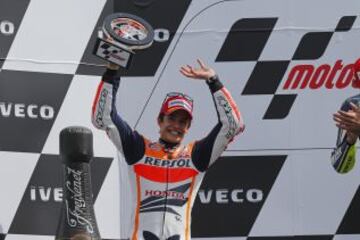 GP DE HOLANDA 2º  Segunda posición del 93 en la “Catedral” del motociclismo. Valioso podio del piloto del equipo Repsol Honda, que logró terminar entre los tres primeros clasificados pese a correr con dos pequeñas facturas en el pie y mano derechos tras una caída en los últimos entrenamientos libres. Márquez se impuso en la última vuelta a Cal Crutchlow.