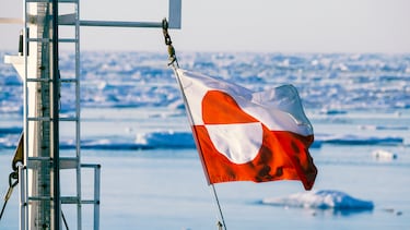 La bandera de Groenlandia, llamada Erfalasorput ("Nuestra Bandera"), fue adoptada en 1985 y diseñada por Thue Christiansen, presentando un diseño bicolor (blanco y rojo) con un círculo dividido en dos, simbolizando los icebergs, glaciares y el océano, y utilizando los colores de la bandera danesa para representar su vínculo con Dinamarca, sin usar la tradicional cruz nórdica para enfatizar su identidad groenlandesa e inuit.