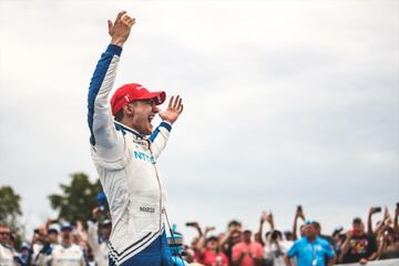 No tard車 mucho en contestar Palou a la segunda victoria de O*Ward, y lo hizo en la carrera siguiente, en Road Am谷rica. Sal赤a quinto el espa?ol y poco a poco, con paciencia y actitud de campe車n lleg車 a la estela de Newgarden, quien vivi車 un nuevo drama en los instantes finales de la carrera. El de Penske lideraba pero en la 迆ltima resalida de la prueba su motor Chevrolet perdi車 potencia y le dej車 tirado. Quedaban dos vueltas y Palou tuvo premio doble: victoria y recupera el liderato.