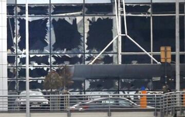 Edificio de la terminal de salidas del aeropuerto de Bruselas afectado por las explosiones.  