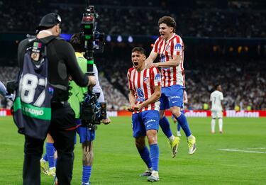 Molina celebra con rabia, consciente de que su golazo reanima al Atlético en pleno tramo decisivo del derbi.