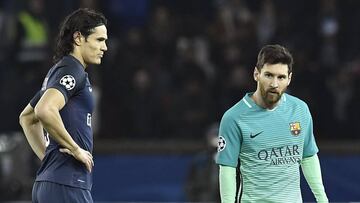 Cavani permanece de pie junto a Messi.