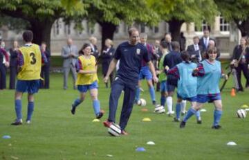 Partido entre los clubes de aficionados Polytechnic FC (azul) y el Civil Service FC en los jardines del Buckingham Palace.