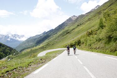 Tras el paso llamado ‘Route Fignon’, empieza una serie de curvas de herradura, especialmente en los últimos seis kilómetros. “El desnivel es un poco menor, pero llegas con más fatiga y las piernas lo notan. Luego, en el tramo final, los dos últimos kilómetros vuelven a ser muy exigentes”, analiza Samitier. 




