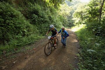 El ciclista de Costa Rica Tomás Povedano Esquivel a su paso por la localidad de Jacó.
