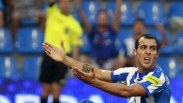 <b>IMPOTENCIA. </b>Urko Vera, ayer, en el suelo, reclama una acción al árbitro.