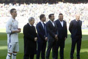 Raymond Kopa, Michael Owen, Luis Figo y Zinedine Zidane en la entrega del Balón de Oro a Cristiano.