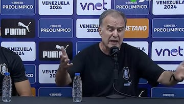 Marcelo Bielsa se cruza con un periodista en el Preolímpico.