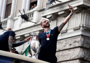 Bonucci haciéndose un selfie en lo alto del autobús.