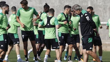 Pellegrini, con sus jugadores. 