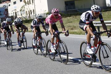 Tom Dumoulin, arropado por su equipo.