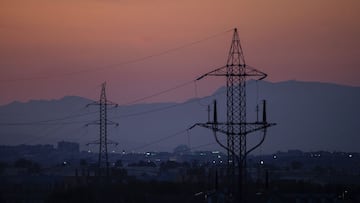 Torres de tensi&oacute;n el d&iacute;a en el que el precio de la luz alcanza un m&aacute;ximo hist&oacute;rico, a 20 de julio de 2021, en el Ca&ntilde;averal, Madrid (Espa&ntilde;a). El precio medio de la luz en el mercado mayorista ha tocado hoy un nuevo